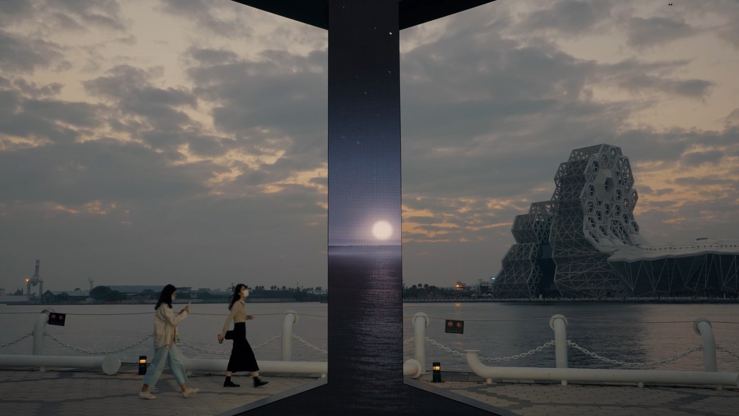 《I_光榮碼頭》在夕陽餘暉中呈現魔幻異想的景象。   圖:高雄市文化局提供