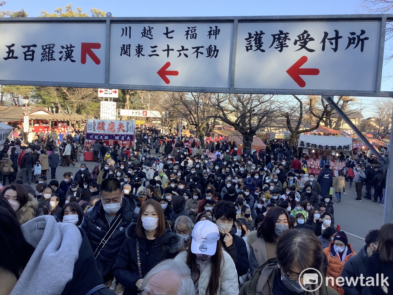 日本寺社許多停辦活動今年恢復,初詣人數暴增,也是病毒擴散感染的原因。 圖:劉黎兒攝 日本寺社許多停辦活動今年恢復,初詣人數暴增,也是病毒擴散感染的原因。 圖:劉黎兒攝