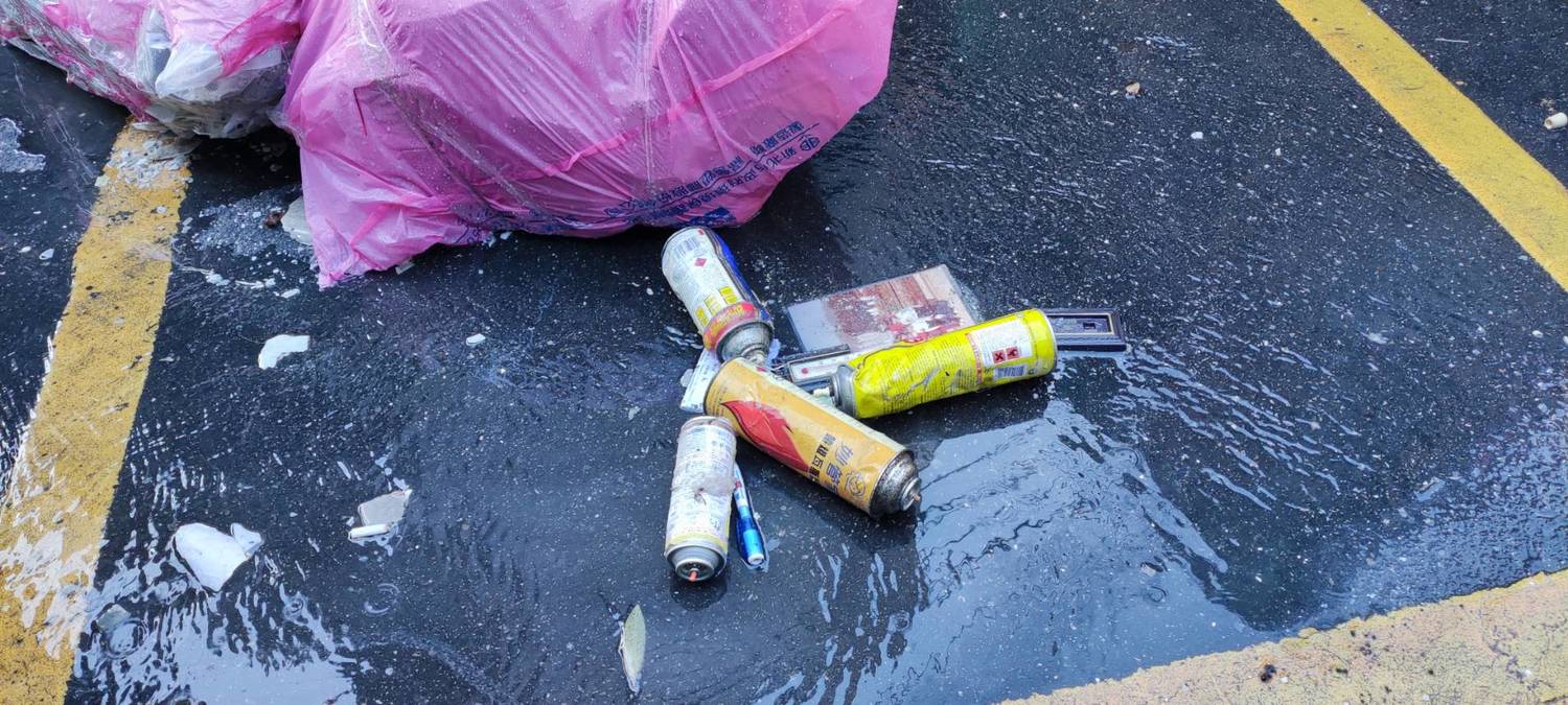瓦斯罐成為清潔隊員的隱形殺手。   圖：新北市環保局/提供