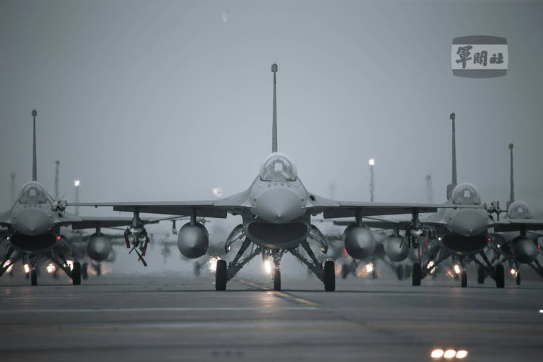 嘉義空軍第四聯隊111年度「春節加強戰備」操演，今天展示12架F-16V戰機組成的「大象漫步」操演。   圖：軍聞社