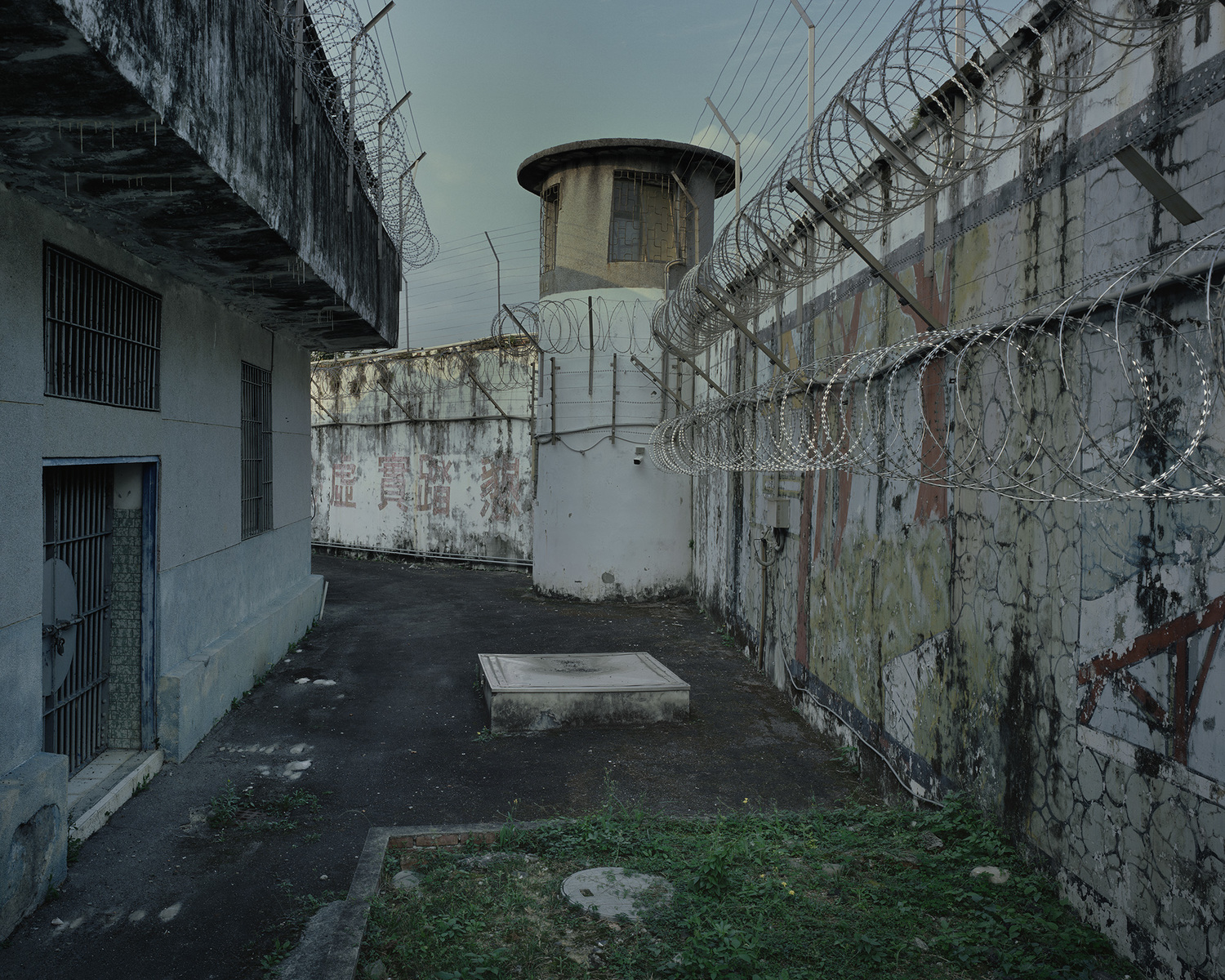 新店軍人監獄曾關押陳英泰、雷震、蘇東啟、黃信介等政治犯,留有台灣不同階段反抗運動者之身影。圖為其外部通道。 圖:促轉會提供/沈昭良攝