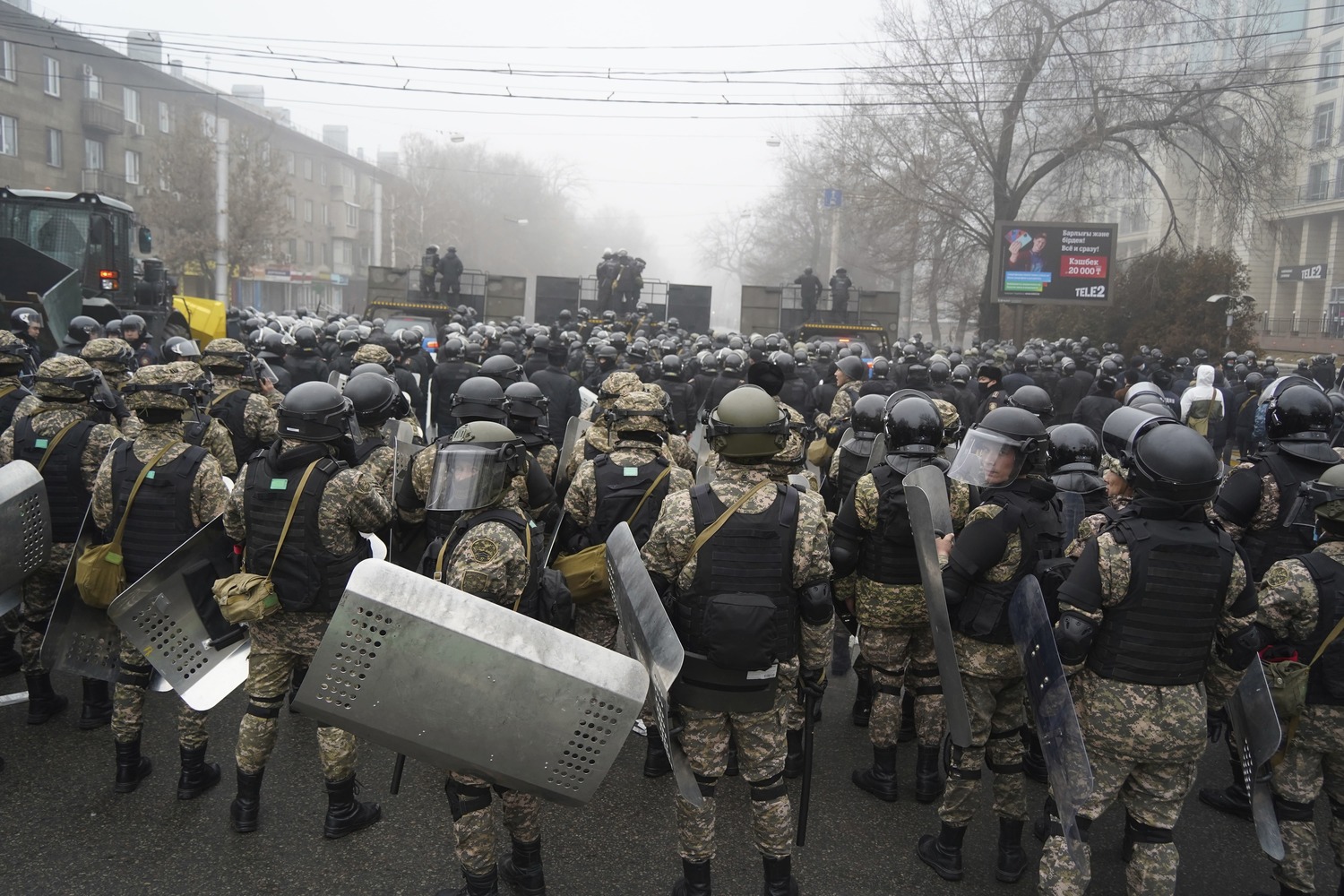 哈薩克最大城市、阿拉木圖警方驅散非法集會者。   圖：達志影像/美聯社