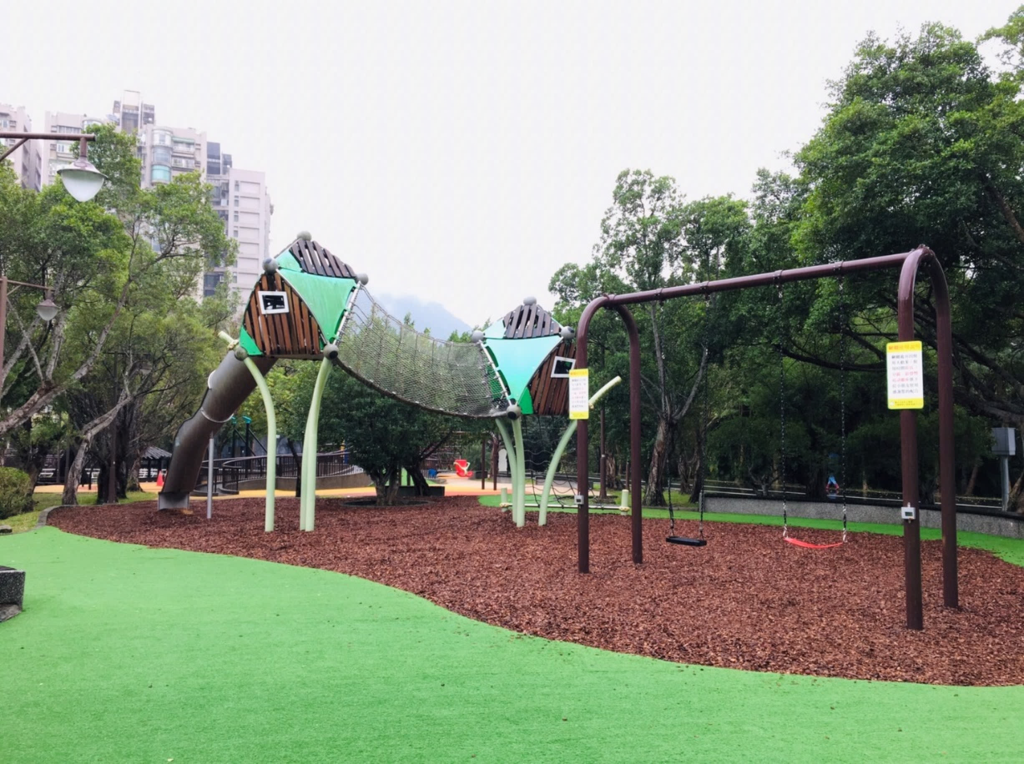 松鼠造型的遊戲設施。   圖：台北市政府公園路燈工程管理處／提供