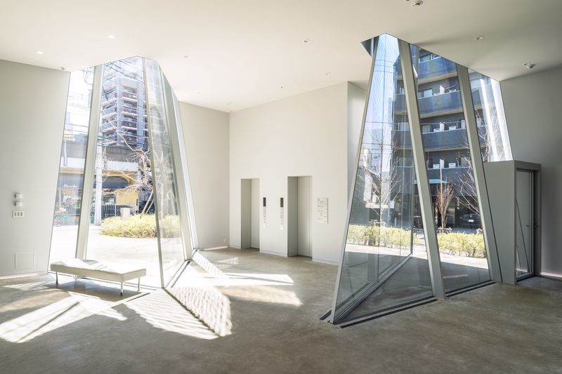 墨田北齋美術館建物外觀是由鏡面鋁合板所構成，透過鏡面可以反射出周遭環境的景致。   圖：東京觀光事務所台灣辦事處／提供
