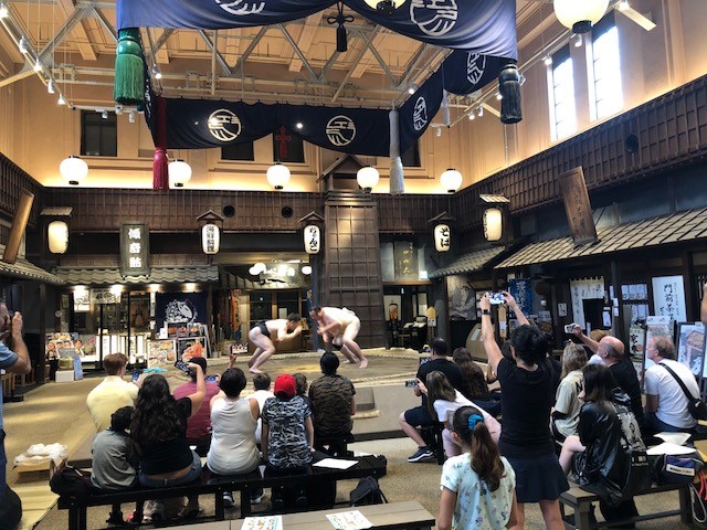 館內中央的土俵，以實際比例大小呈現，會不定期的舉辦活動來宣傳相撲的文化。   圖：東京觀光事務所台灣辦事處／提供