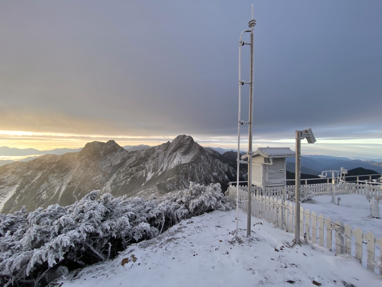 中央氣象局表示，今晚至明晨3500公尺以上高山有機會降雪（玉山降雪資料照）。   圖：中央氣象局／提供