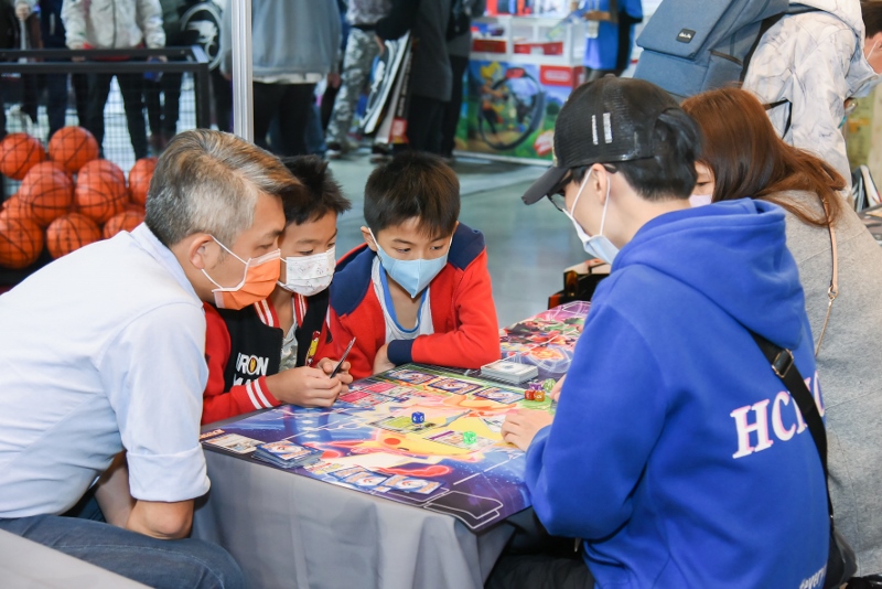 台北國際電玩展邀請家長帶孩子到場同樂，增進情感同時也可透過桌遊提升多元思考力 圖：台北市電腦公會/提供