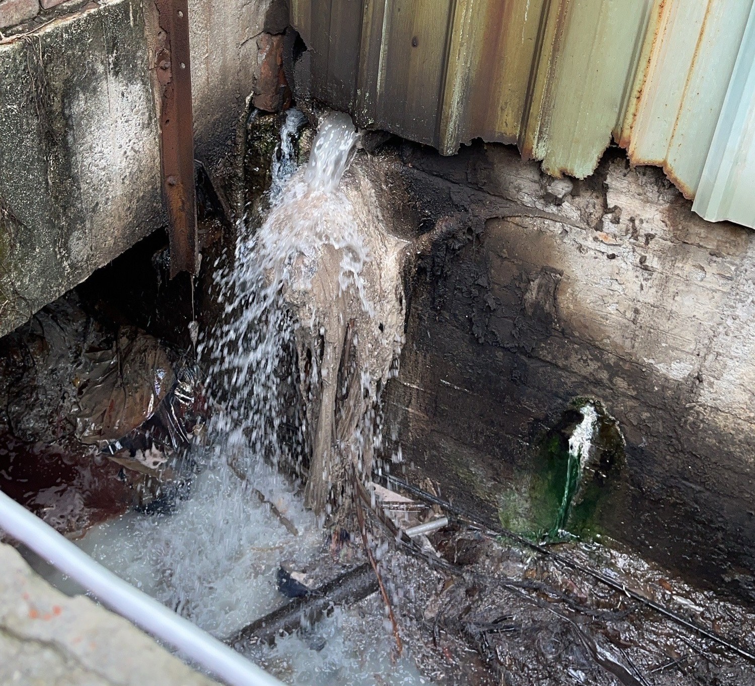 染整廠廢水收集管線破裂流出汩汩廢水。   圖：新北市環保局提供