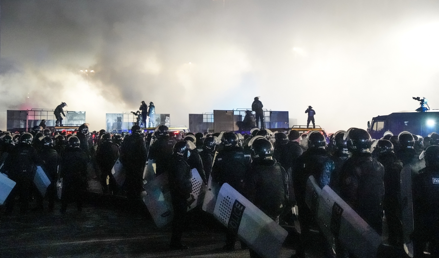 哈薩克近日因當地汽油價格上漲，數千人走上街頭抗議，以俄羅斯為首的「集體安全公約組織」（CSTO）證實將派出維和部隊幫助穩定該國局勢。   圖：達志影像/美聯社