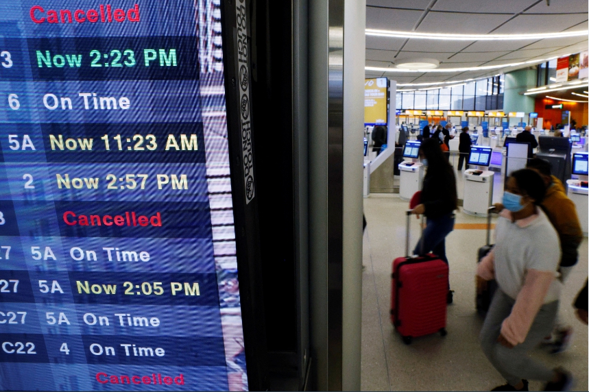 在美國馬薩諸塞州波士頓市，由於惡劣天氣和 Omicron 變種引起的冠狀病毒病例激增而取消和中斷的情況下，一塊顯示板顯示往返洛根國際機場的航班狀態。   圖：達志影像/路透社