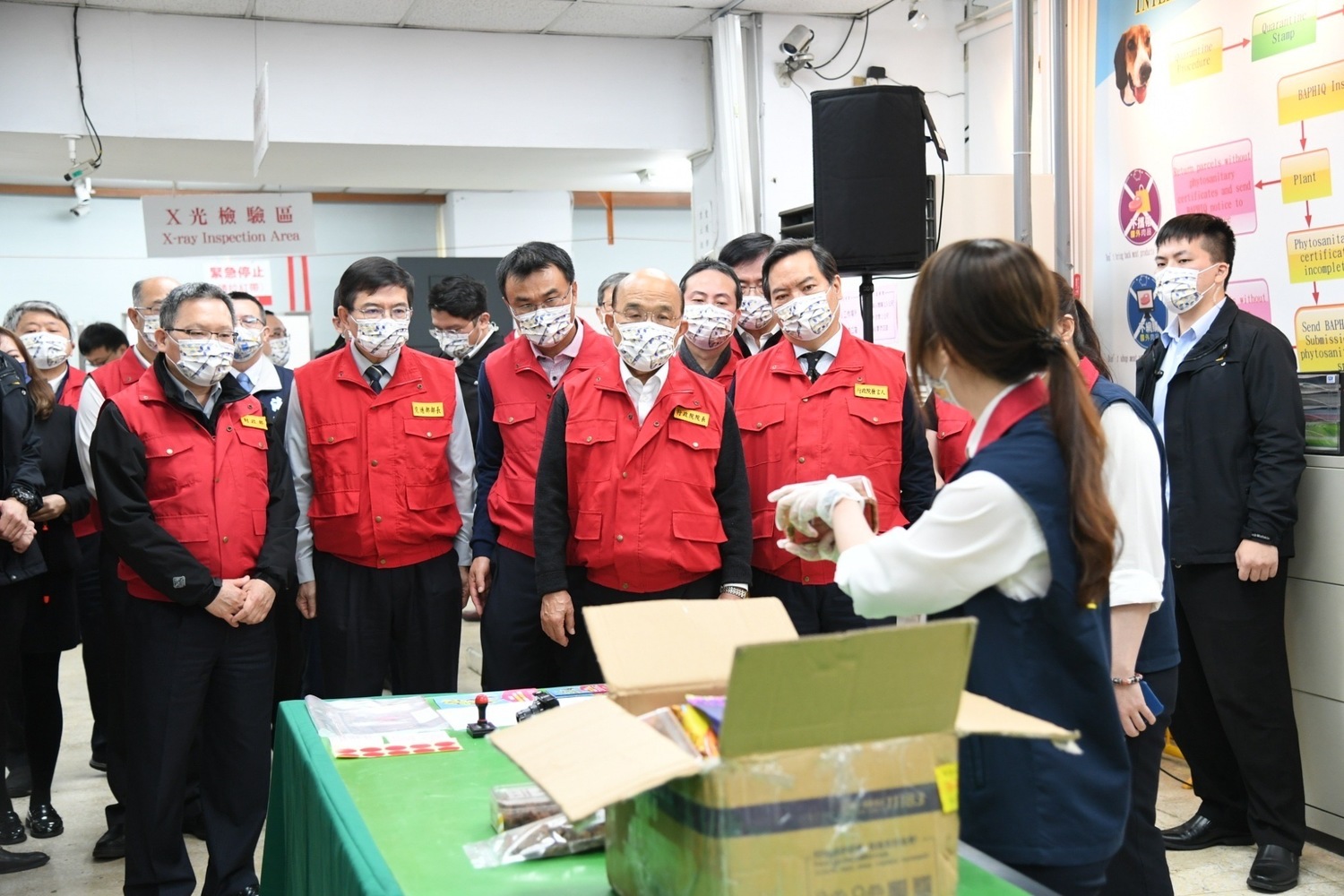 行政院長蘇貞昌今（10）日赴台北郵件處理中心視察國際包裹檢疫措施。   圖：行政院提供