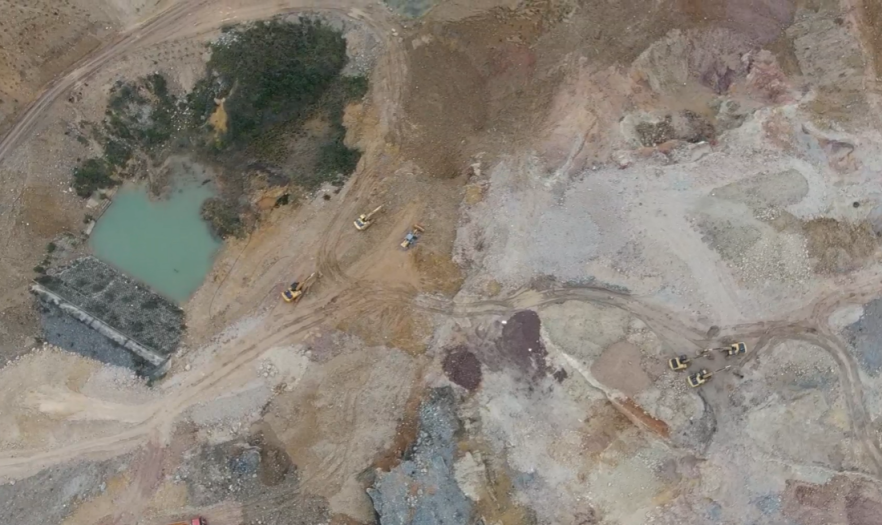 2018年就應該被關閉的貴州省麥巴鋁土礦仍在大面積開挖，生態破壞嚴重。   圖 : 翻攝自紅星新聞