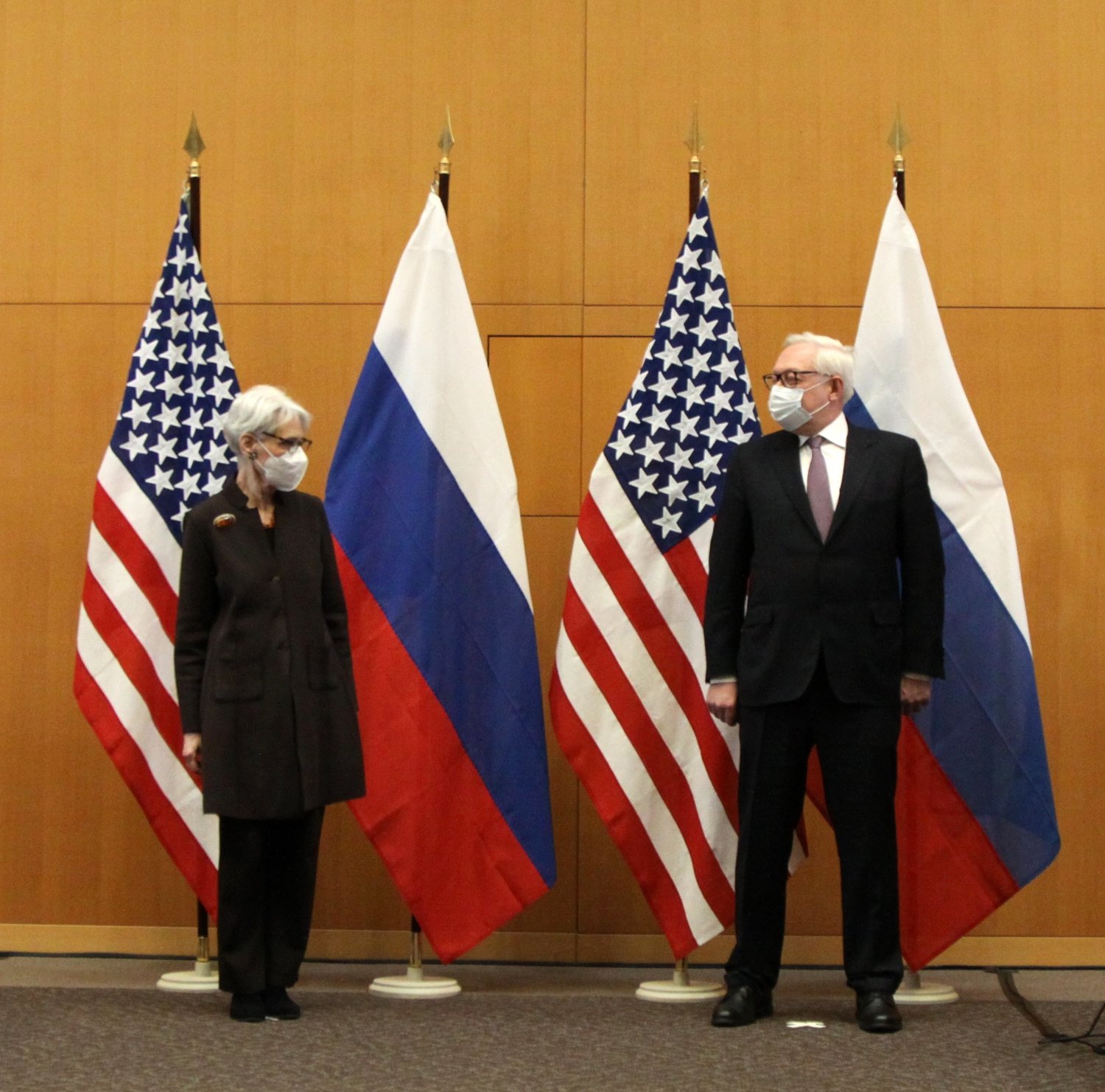 美國副國務卿溫迪‧謝爾曼 ( Wendy Sherman ,左 ) 與俄羅斯副外長謝爾蓋·雷雅布可夫（Sergei Ryabkov ,右)   圖 : 翻攝自俄羅斯駐日內瓦大使館推特