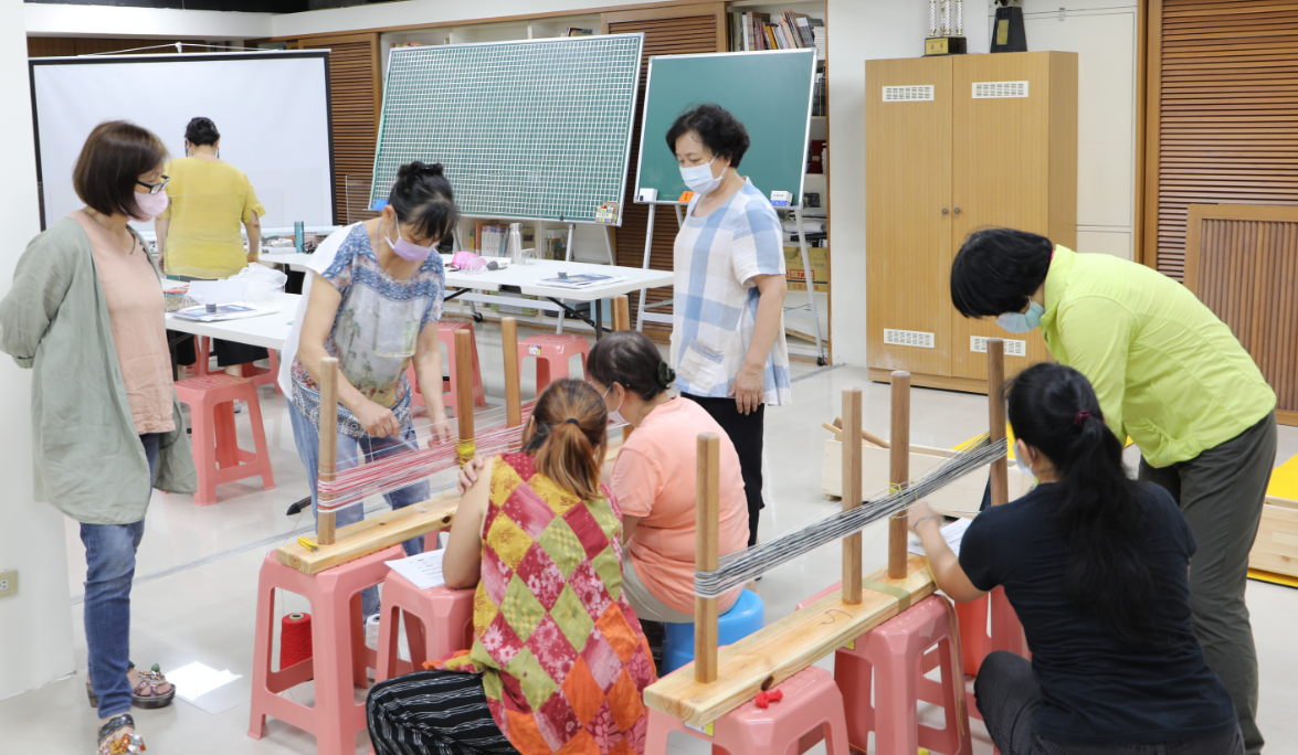 烏來泰雅編織工作者於共享工作坊將織紋分析成果，透過傳統織機討論先人編織技法。   圖：新北市原民局提供