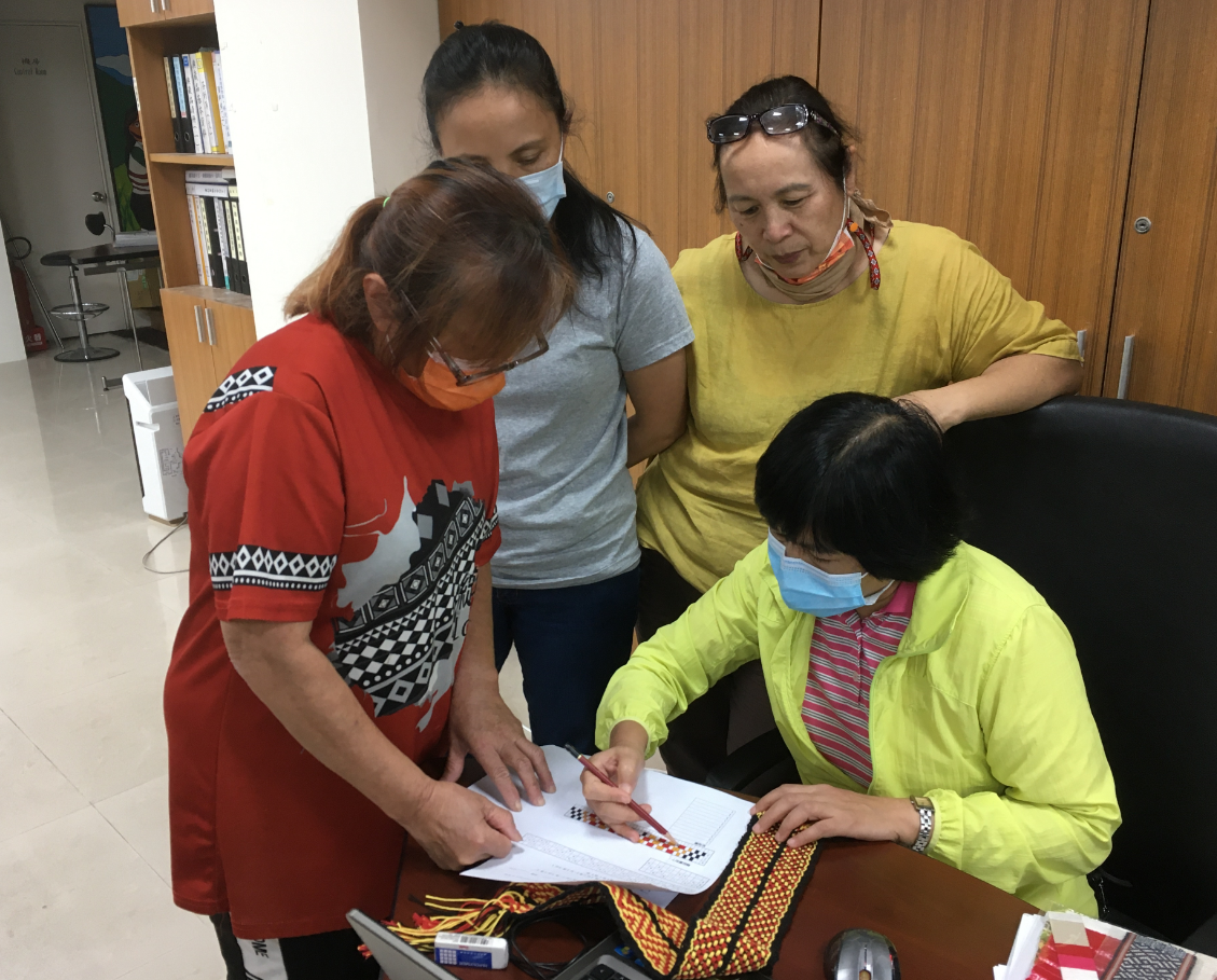織紋分析專家學者蔡玉珊(最右側著綠色外套)與烏來泰雅編織工作者討論分析結果內容。   圖：新北市原民局提供