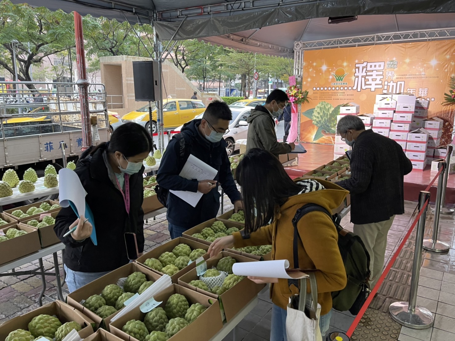台東農改場專家針對釋迦進行果品評鑑比賽。   圖：新北市農業局提供