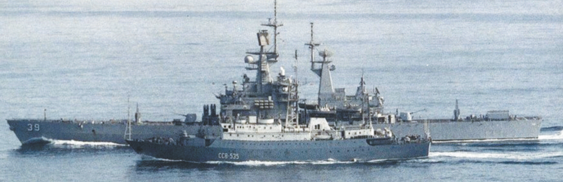 美國「德克薩斯」號巡洋艦阻攔俄國間諜船「卡累利阿」號進行偵查。(資料照片)   圖 : 翻攝自環球網