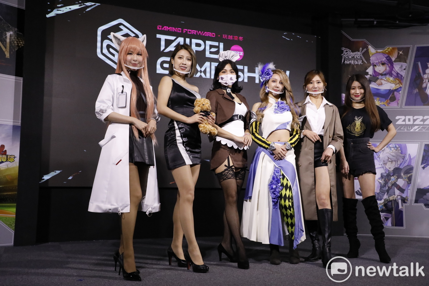 在今日的2022 TGS台北國際電玩展前記者會當中，眾家參展廠商請到Show Girl展現自家產品吸引目光。   圖：陳耀宗／攝