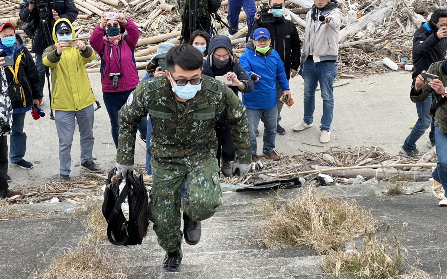 掌握f 16v戰機墜海位置 軍方將抽砂挖泥打撈 政治 Newtalk新聞