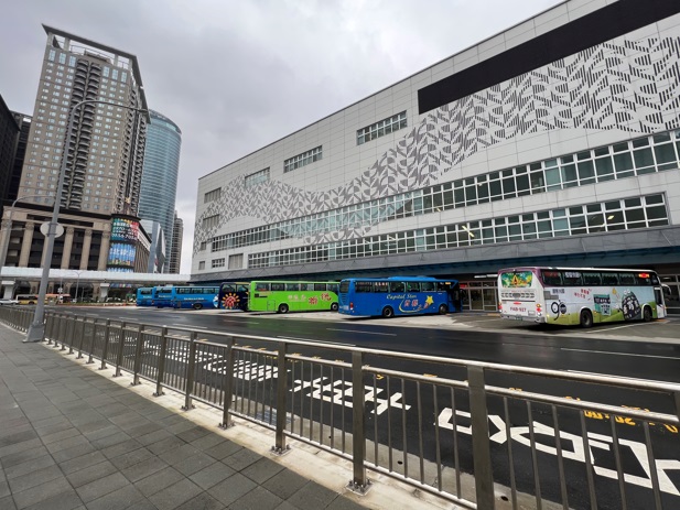 新北市今(2022)年1月25日將再公告「板橋公車站與板橋轉運站」為新北市第二處「空氣品質維護區」，管制對象為柴油大客車。   圖：新北市環保局提供