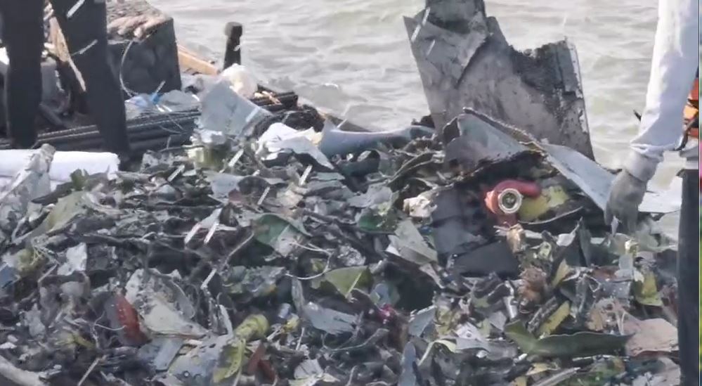 嘉義空軍基地一架F-16V戰機墜海，搜救人員撈獲大批殘骸。   圖：嘉義縣記者公會/提供