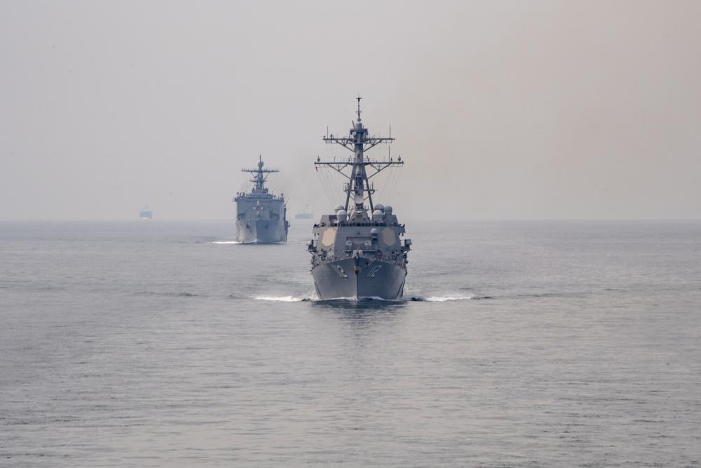美軍太平洋艦隊公布「艾塞克斯號」兩棲攻擊艦ARG通過麻六甲海峽時照片，前方為勃克級飛彈驅逐艦「麥可墨菲號(DDG-112)」。   圖：翻攝U.S. Indo-Pacific Command推特
