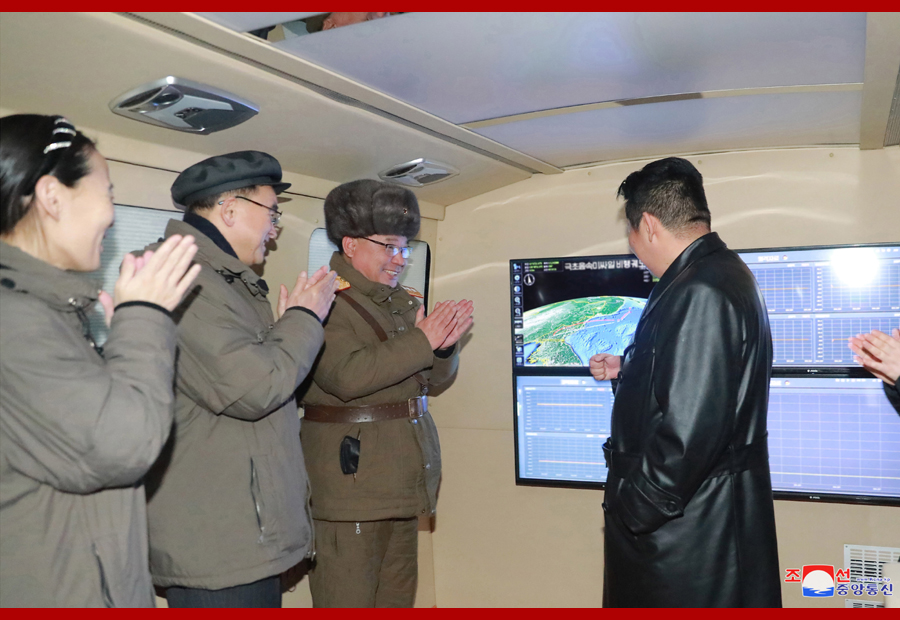 北韓最高領導人金正恩參與11日飛彈試射的視察。   圖：翻攝朝中社