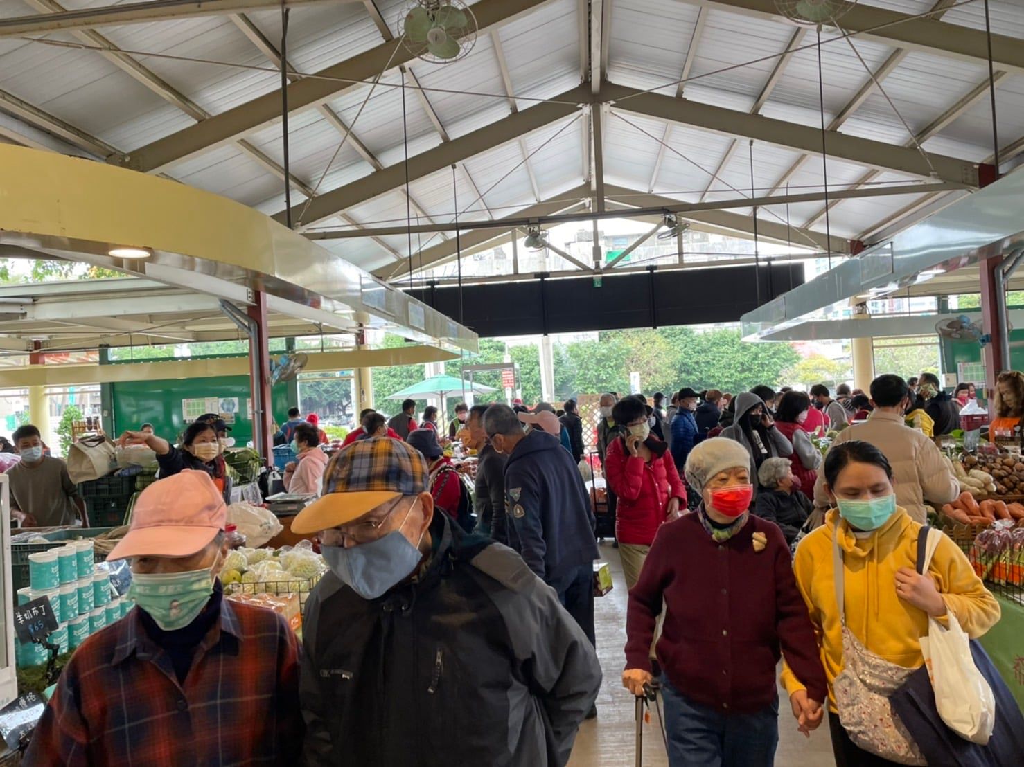 農委會宣布，於台北希望廣場推出限時活動，消費滿千即可抽農遊券。   圖：擷取自台北希望廣場臉書