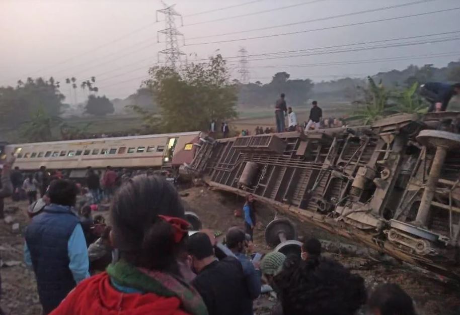 印度昨發生一起脫軌意外，多節車廂翻覆。   圖：翻攝自Puspendu Santra - Raj推特