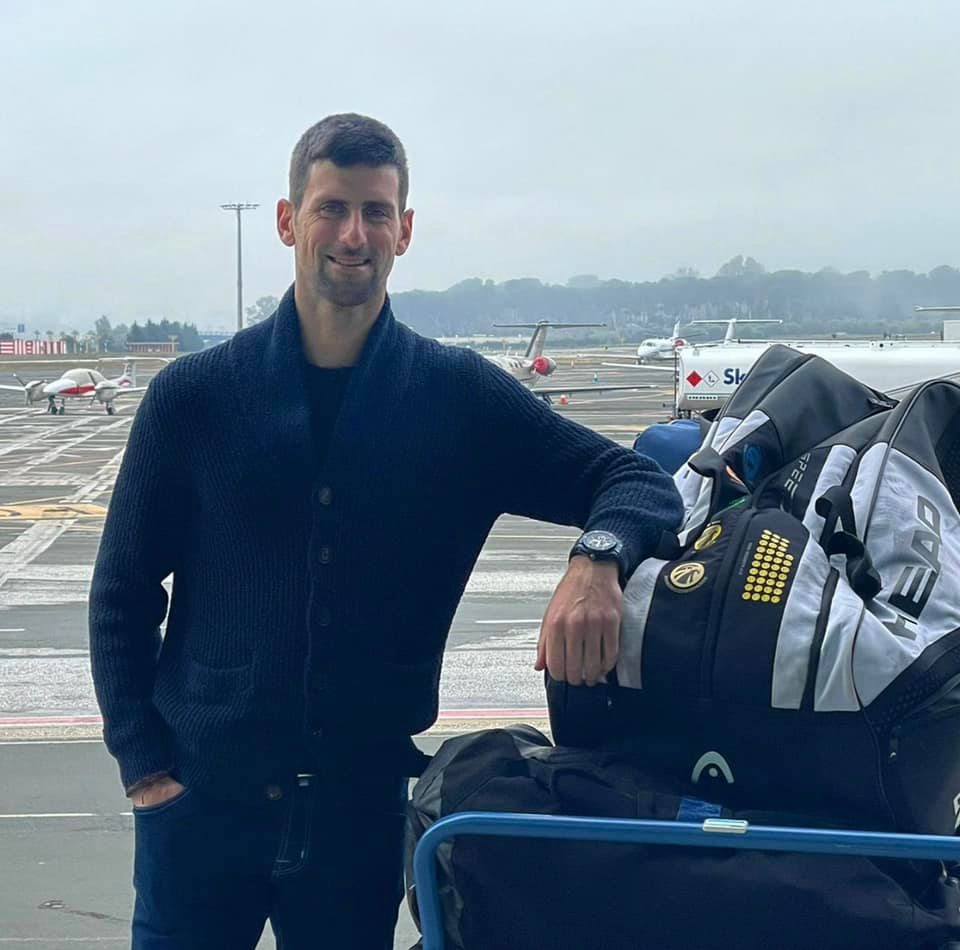 澳洲法庭裁決維持喬科維奇簽證撤銷後，這位世界球王已於當地時間晚間11點搭上從墨爾本飛往杜拜的阿聯酋航空班機離開澳洲。   圖/Novak Djokovic臉書粉專