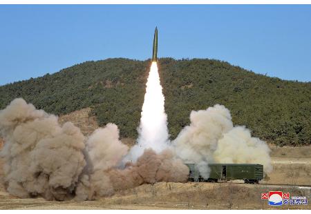 北韓「鐵道機動導彈團」14日下午發射2枚導彈。   圖：翻攝朝中社