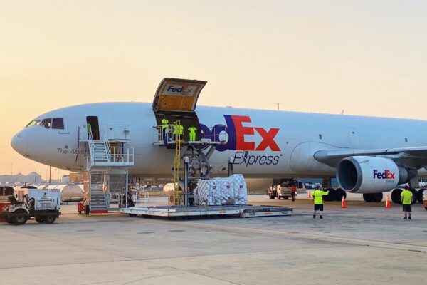 聯邦快遞( FedEx ) 14 日向美國聯邦航空總署( FAA)提交申請文件，希望在部分貨機上加裝紅外線雷射反飛彈系統，避免飛機遭熱追蹤飛彈攻擊。   圖:FedEx官網