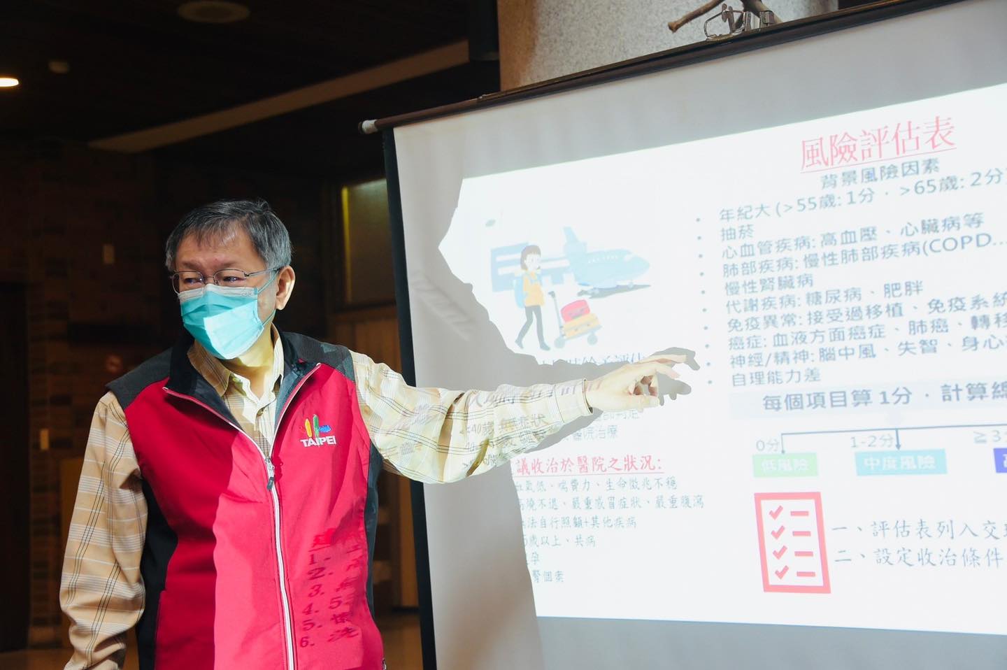台北市長柯文哲今(15)早前往位於劍潭青年活動中心的加強版防疫專責旅館視察。   圖：翻攝自柯文哲臉書