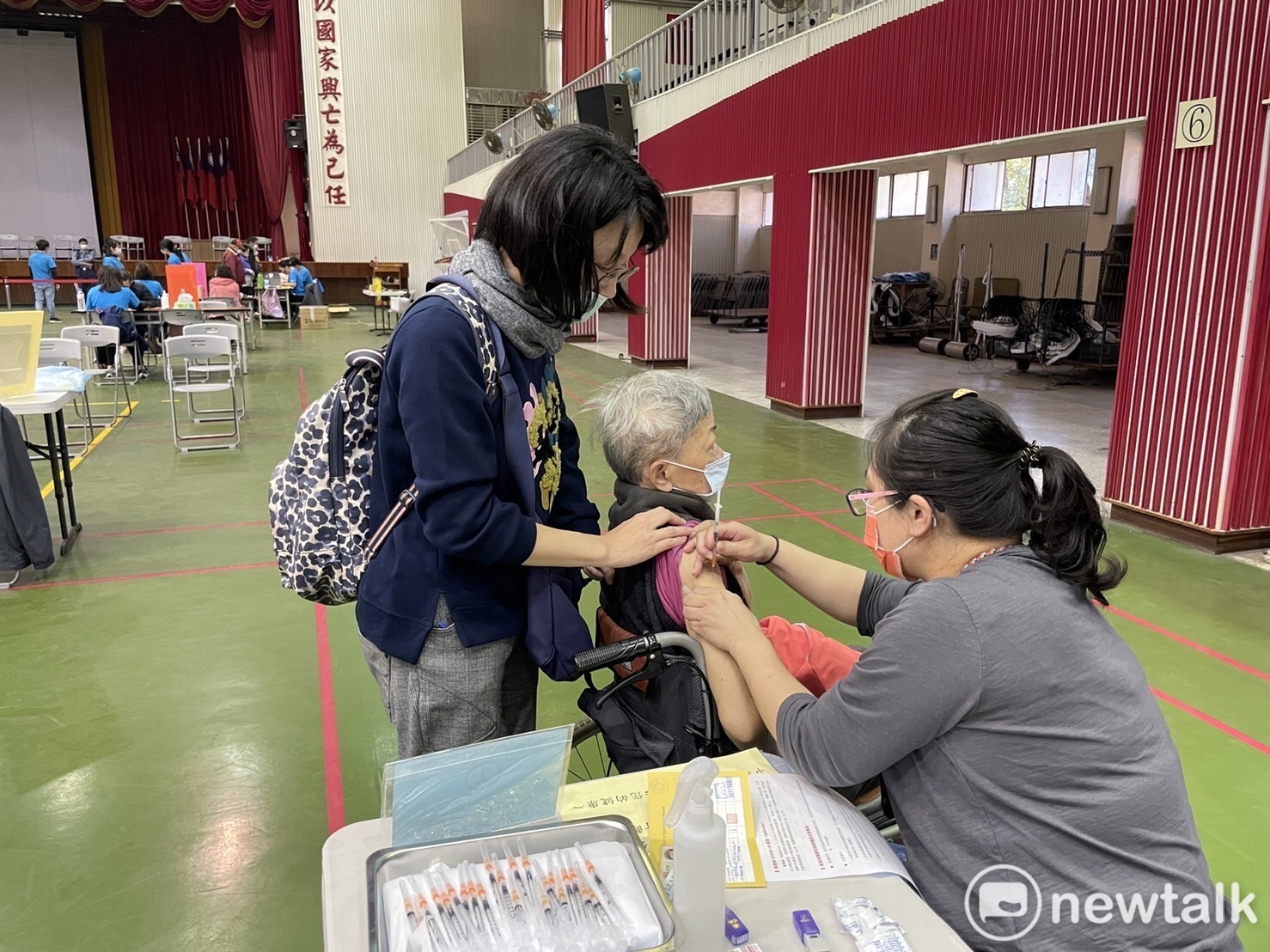 中山國中接種站今（16）日上午8時開始提供莫德納疫苗接種服務，預計至下午5時30分將可完成3,500人接種作業，現場秩序良好。   圖：台南市政府提供
