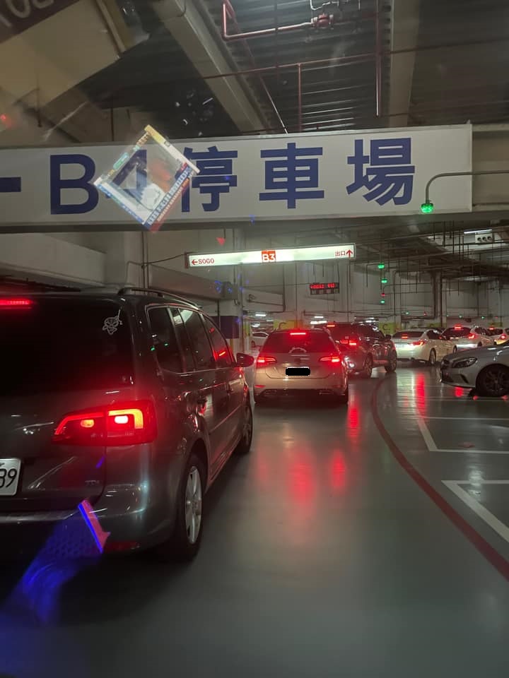 新竹巨城停車場16日傍晚大批車輛緊急駛離，有如逃難場景   圖：新竹人新竹事臉書
