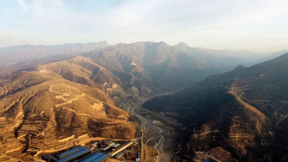 山西絳縣，進入裡冊峪金礦的山口。   圖 : 翻攝自中國新聞周刊