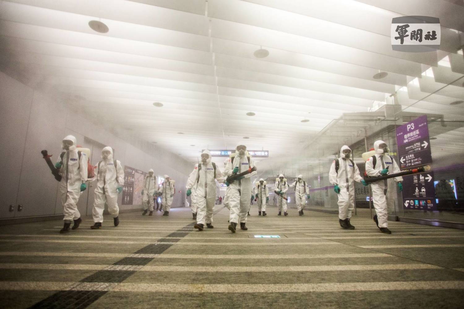陸軍33化學兵群17日前往桃園機捷臺北車站站進行消毒。   圖：軍聞社提供