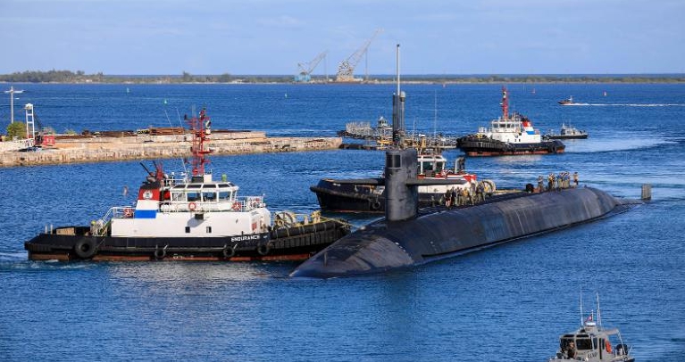 美國海軍 15 日派俄亥俄級戰略核潛艇內華達號停靠關島，分析人士稱此舉將加劇軍備競賽。 圖：翻攝自美國海軍