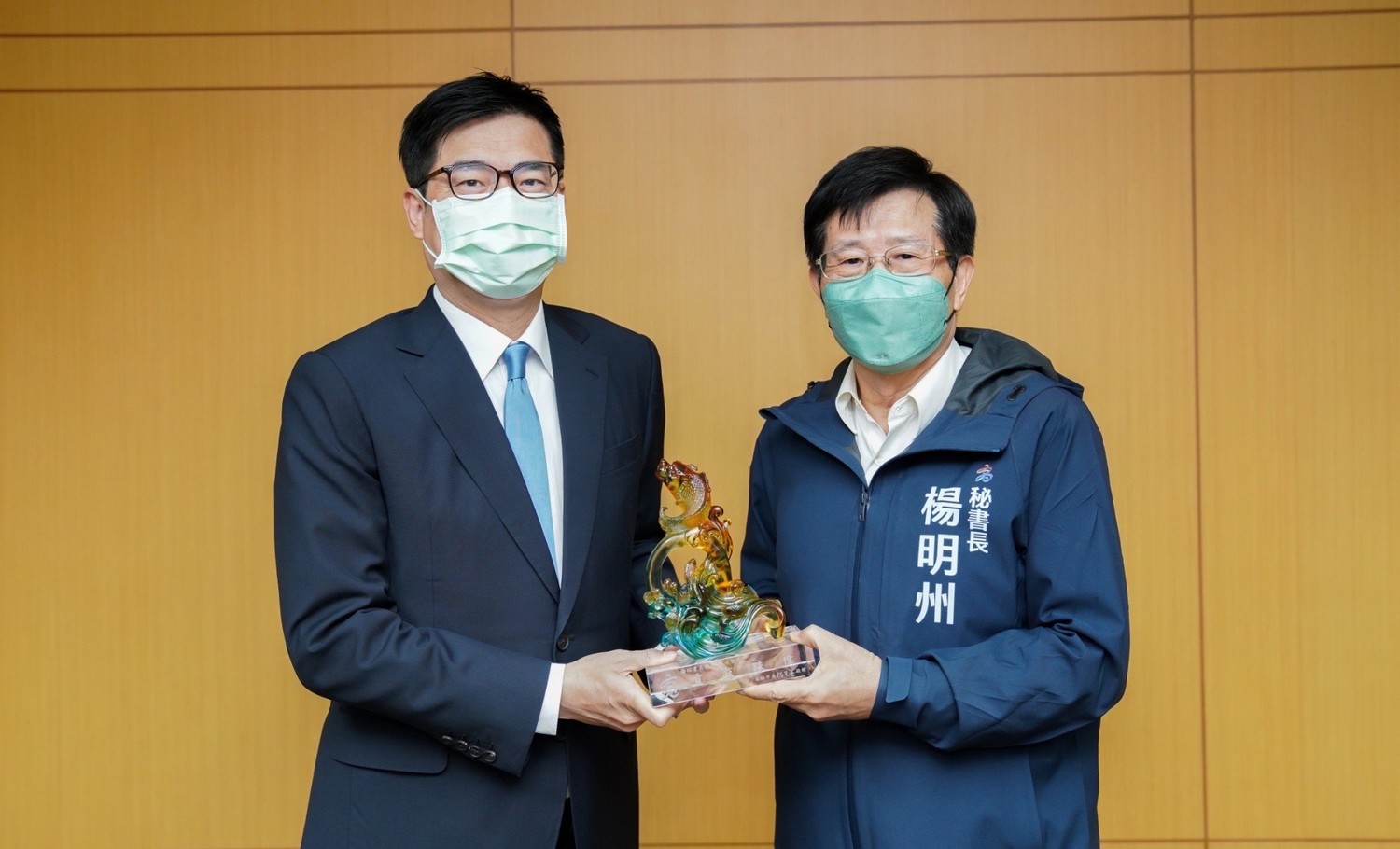 陳其邁(左)致贈楊明州退離紀念品。   圖：高雄市政府提供