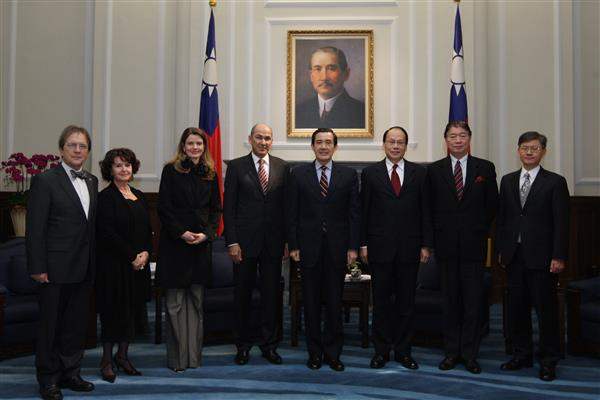 1997年楊薩（左四）3月曾以國會議員身分訪台，回國後協助成立「台斯友好協會」，積極推動與我國關係，2011年再度以前總理身分訪問台灣，會晤當時總統馬英九（中）。   圖：翻攝自總統府