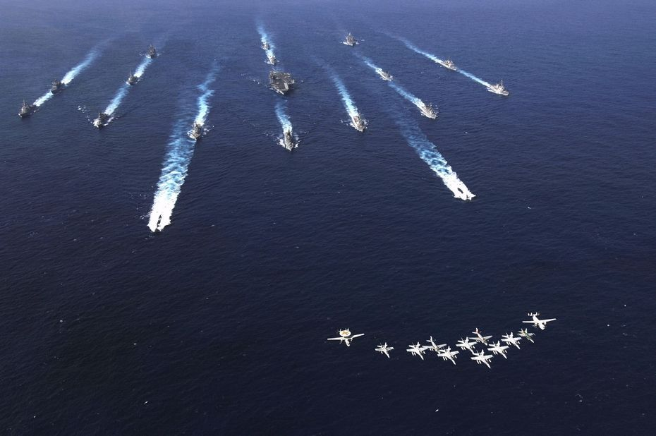 美國海軍「卡爾·文森」號航母打擊群和「艾塞克斯」兩棲作戰戒備群 (ESX ARG) 在南海完成了聯合遠征打擊部隊訓練。 圖 : 翻攝自環球網