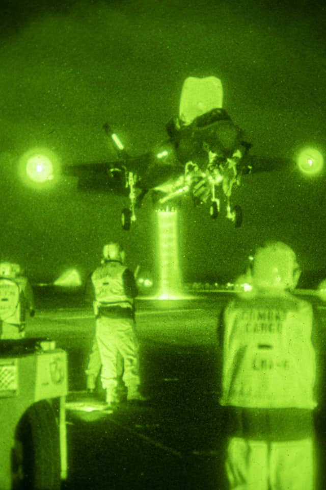 配屬在「美利堅號」兩棲突擊艦的陸戰隊31遠征部隊F-35B「閃電Ⅱ」攻擊機不分晝夜操演。 圖：翻攝U.S. Navy推特