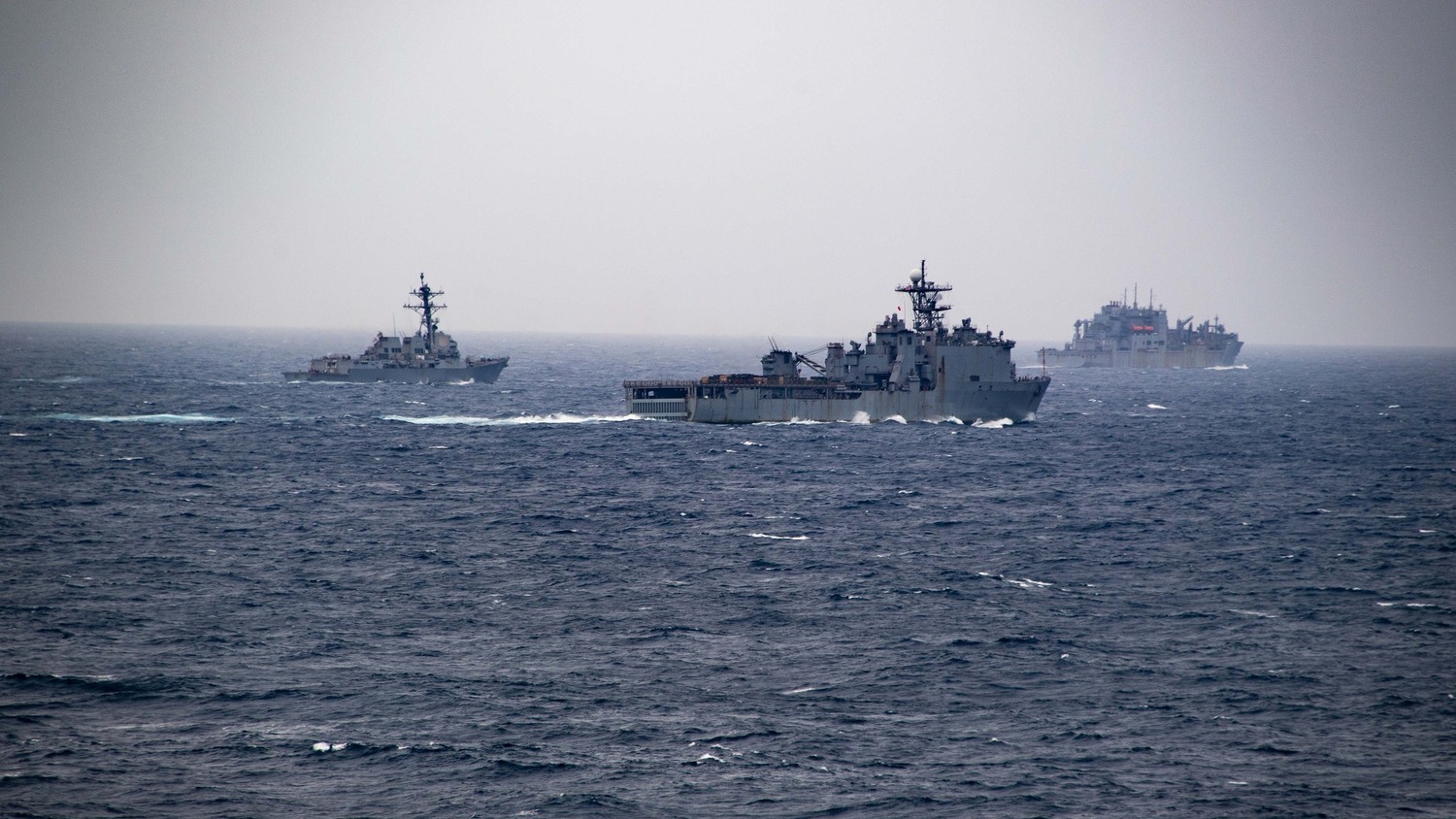 「卡爾文森號」和「艾塞克斯號」在南海進行兩棲戰鬥操演，驅逐艦、登陸艦、補給艦的海上船團交互掩護演練。 圖：翻攝U.S. Pacific Fleet臉書