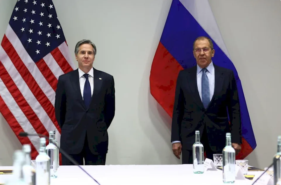 圖為美國國務卿布林肯（Antony Blinken）與俄國外交部長拉夫羅夫( Sergey Lavrov )去年5月於冰島會面。   圖：翻攝自俄羅斯外交部推特
