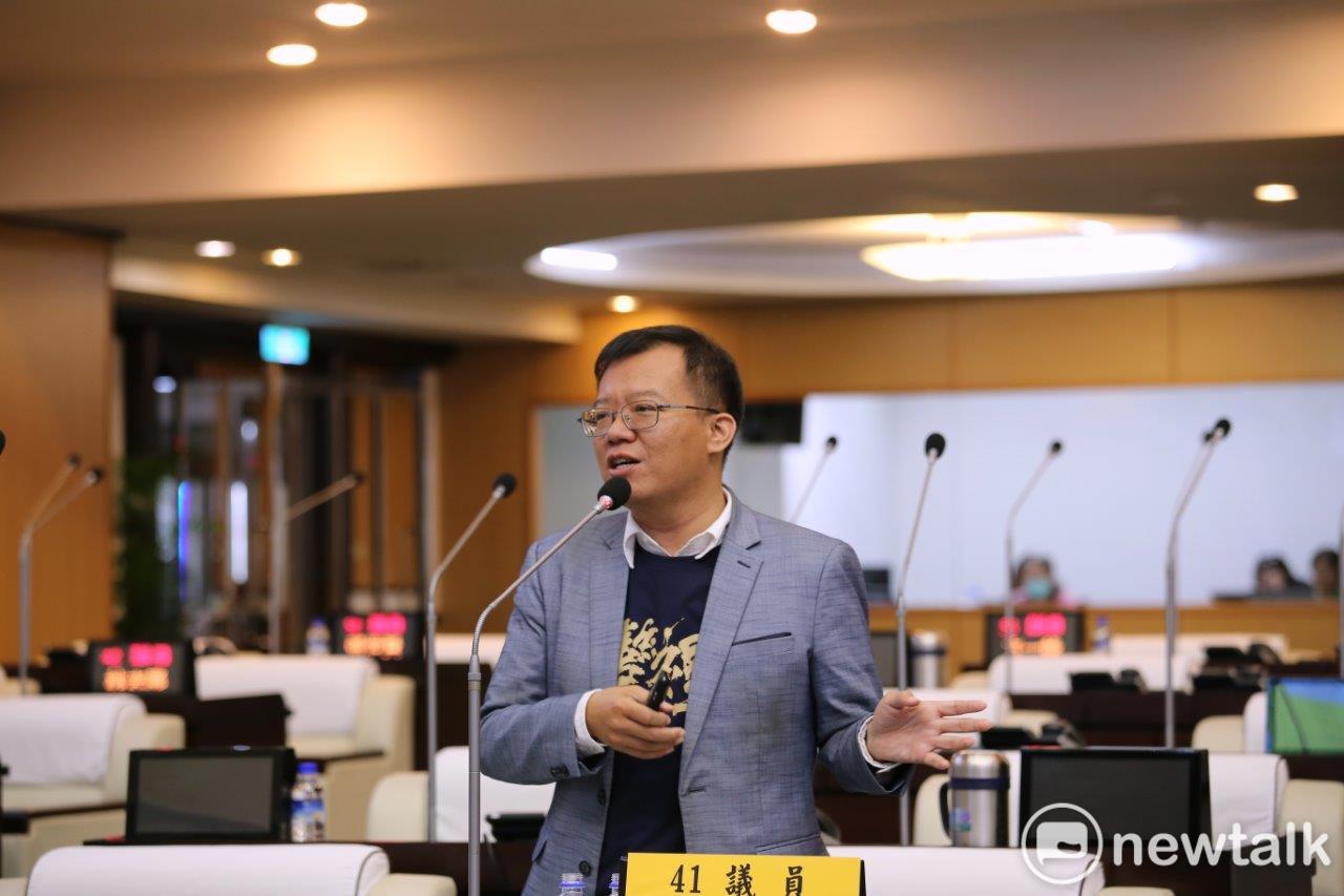 台南市議員呂維胤要求市府儘速安排計程車司機施打第三劑疫苗，提升司機保護力，避免造成防疫破口。   圖：黃博郎／攝