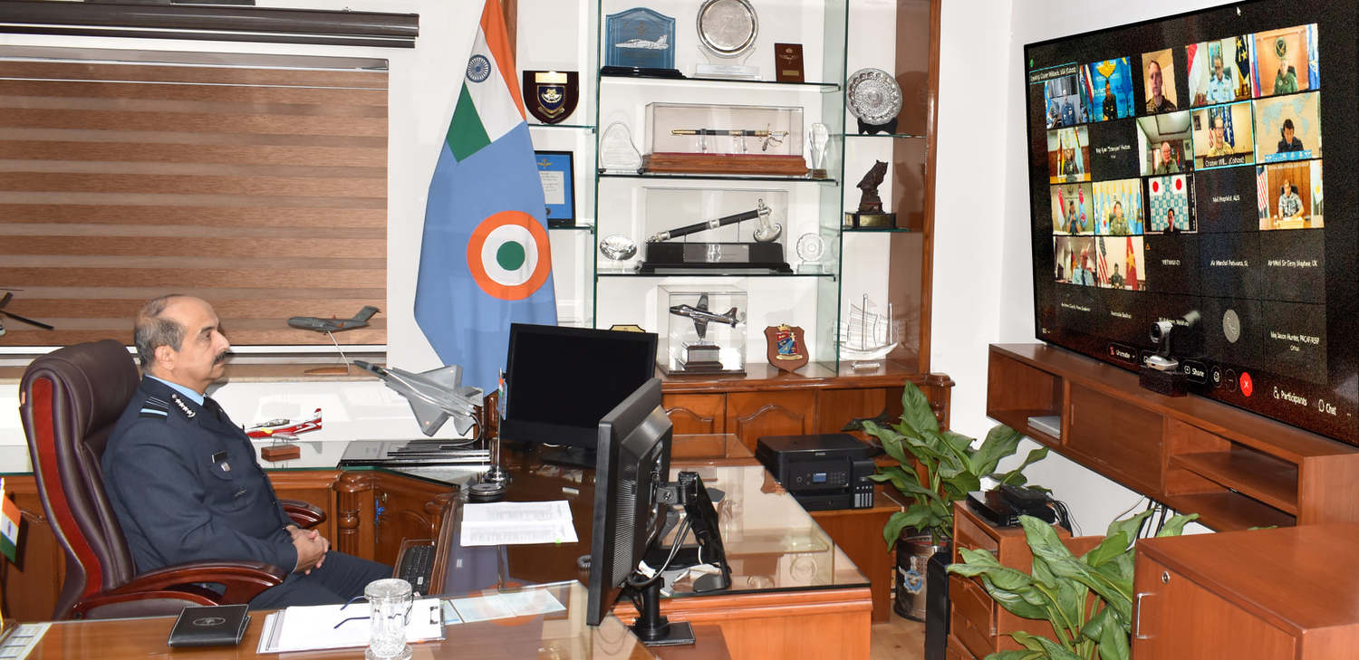 印度空軍發布消息，表示空軍參謀長喬達里與印太地區各國空軍首長視訊會議，討論後勤與作戰。   圖：翻攝自印度空軍臉書
