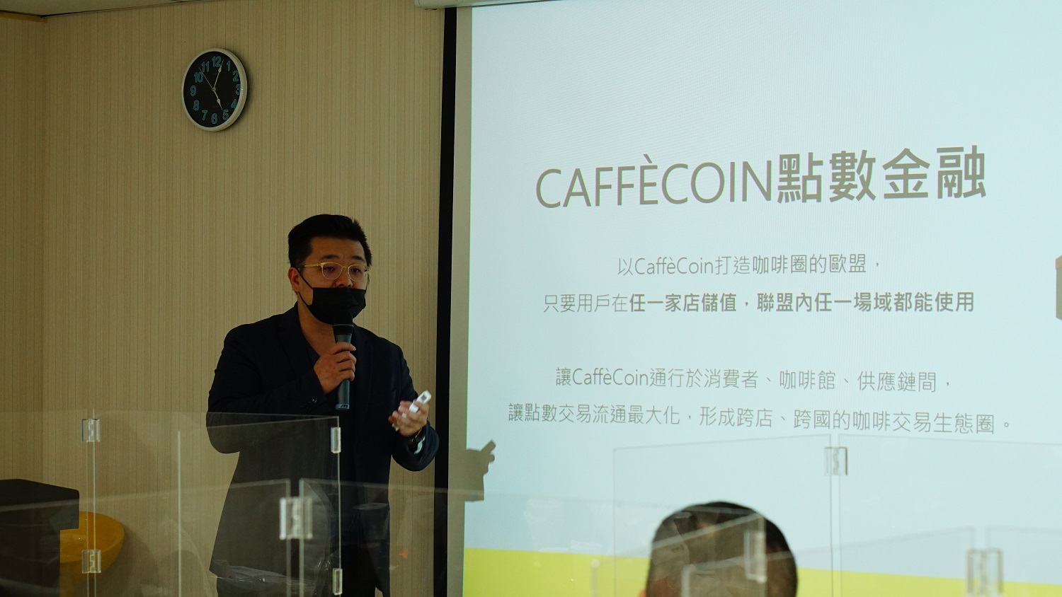 《CAFFÈCOIN》共同創辦人陳顥仁向評審說明產品優勢。   圖：創夢市集／提供