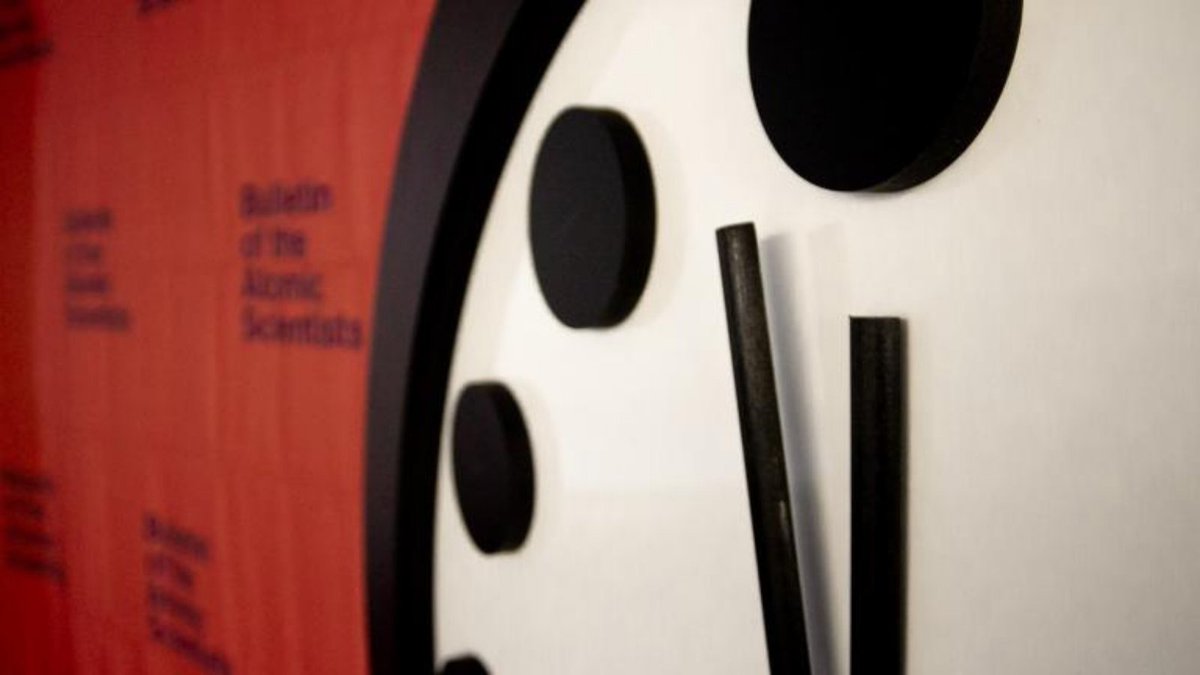 《原子科學家公報》揭幕的「末日時鐘」指針已連續第三年保持在距離午夜前100秒。   圖：擷取自臉書「Doomsday Clock」。