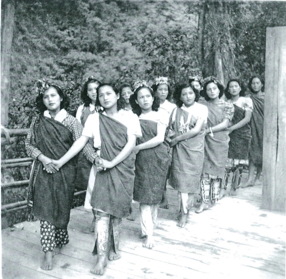 特展展出許多民國50年代風靡全國的烏來原住民族樂舞觀光-山地文化村照片。   圖：新北市原民局提供