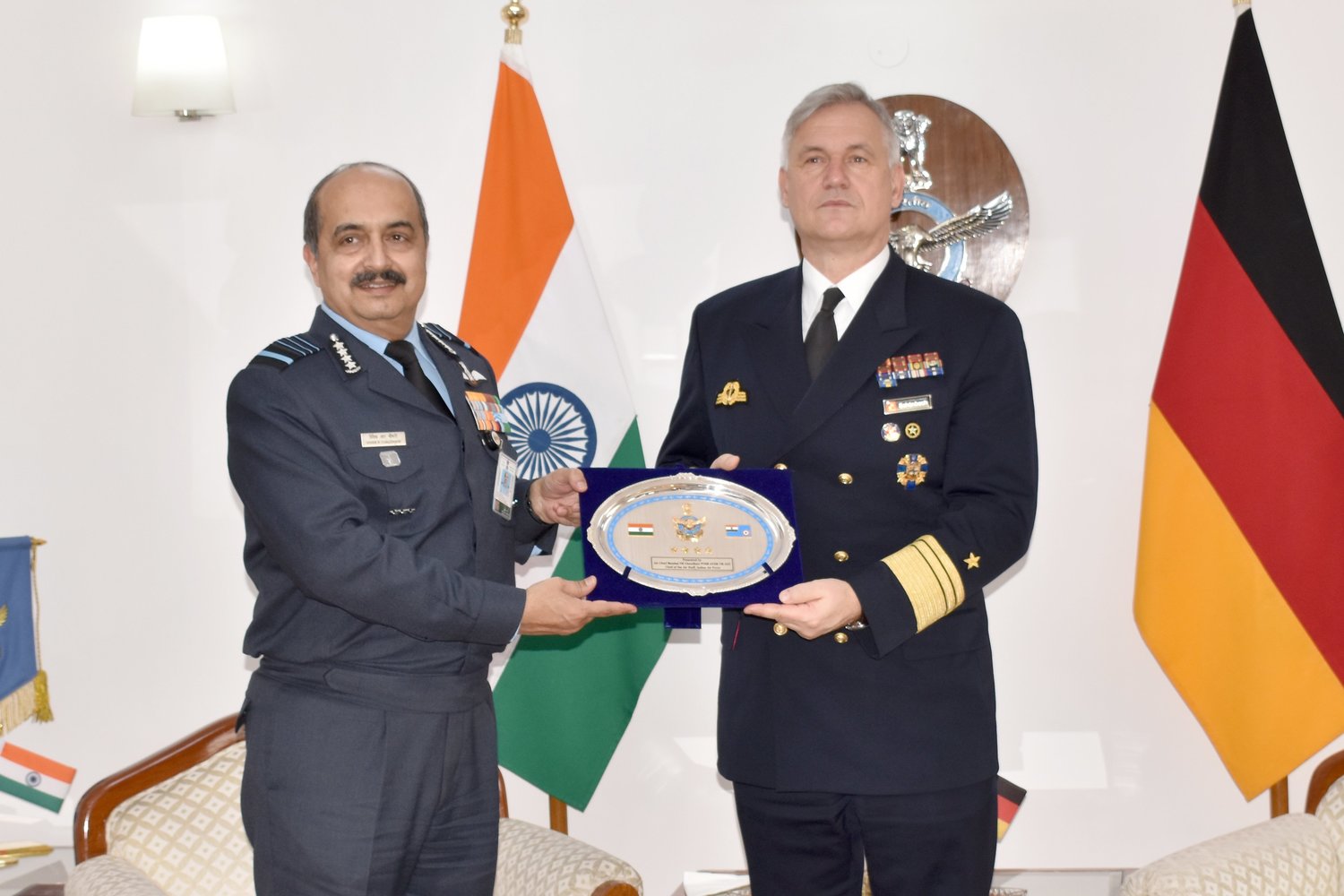 德國海軍參謀長舍恩巴赫（右）拜訪印度空軍參謀長喬達里。   圖：翻攝自印度空軍推特